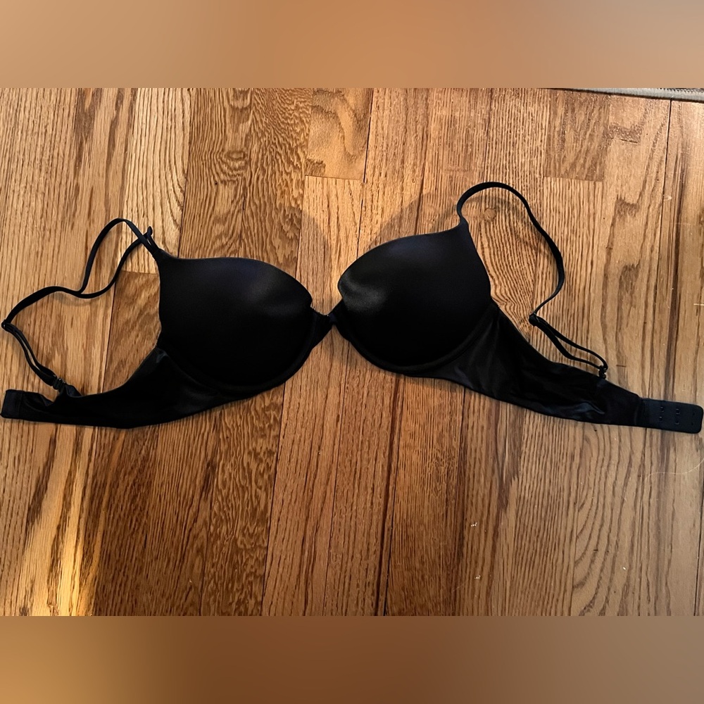 Lightly worn very sexy Victoria’s Secret push up bra 36b